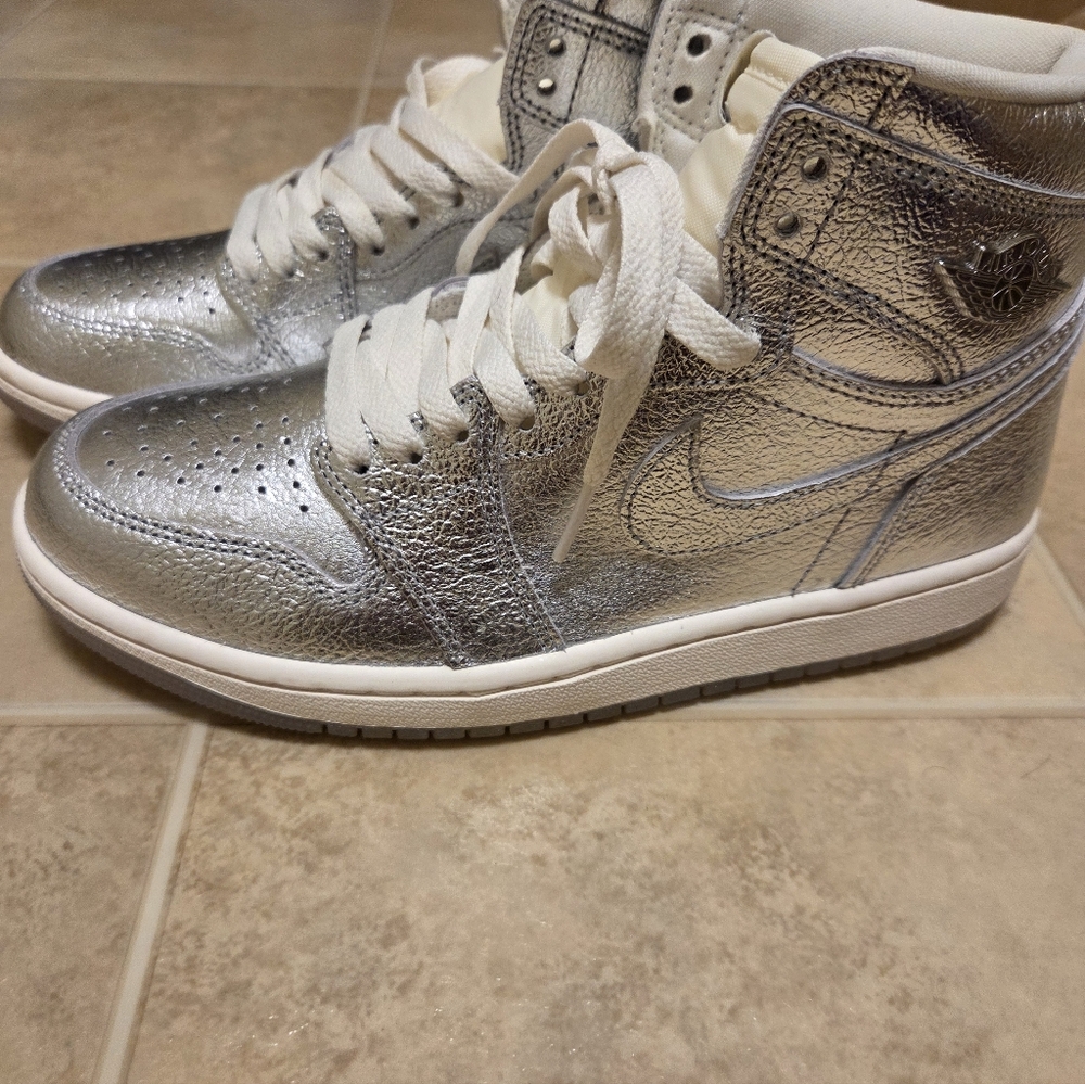 Women's Air Jordan 1 Retro High OG 'Chrome' - Metallic Silver/Photon Dust - Picture 11 of 11